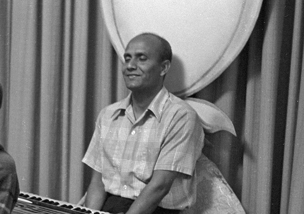 sri-chinmoy-meditates