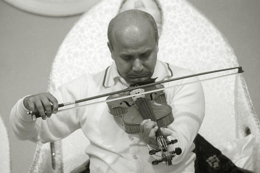 sri-chinmoy-violin
