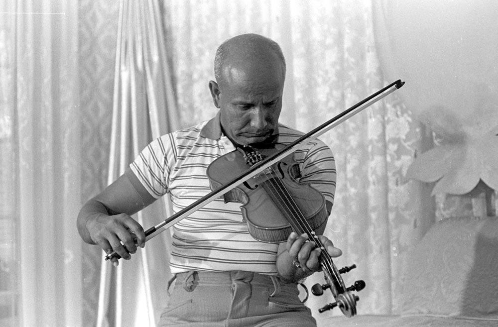sri-chinmoy-violin
