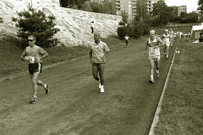 Sri Chinmoy running with the runners on 26 September 1981