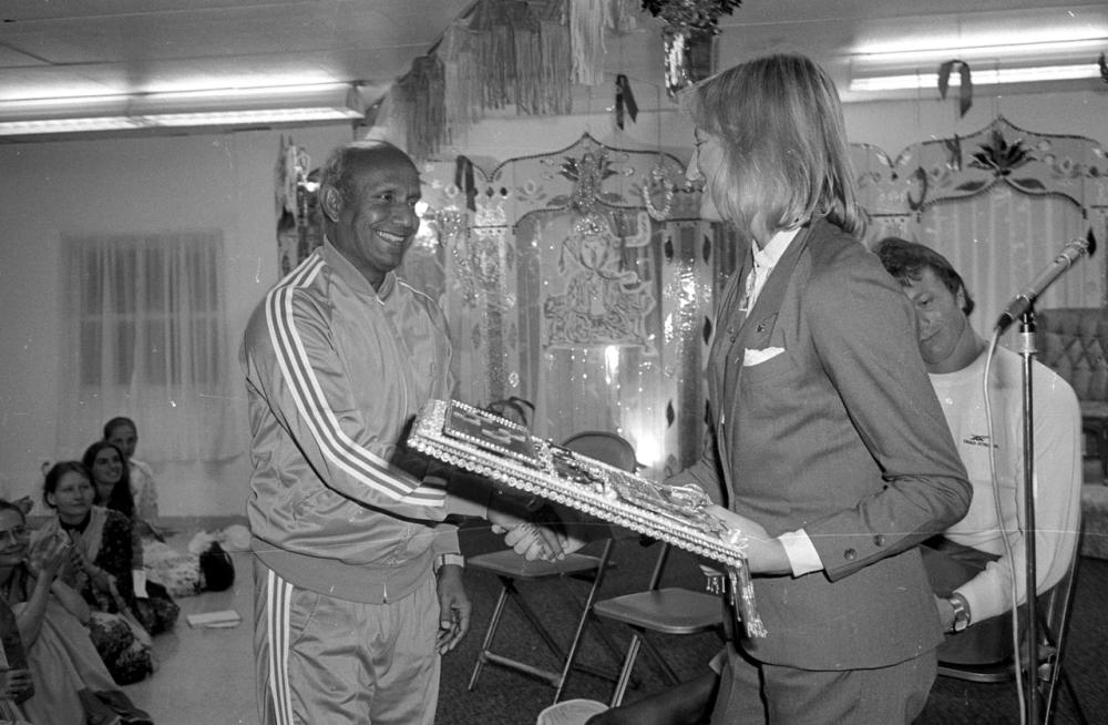 Sri Chinmoy meets Allison Roe after NYC Marathon sri-chinmoy