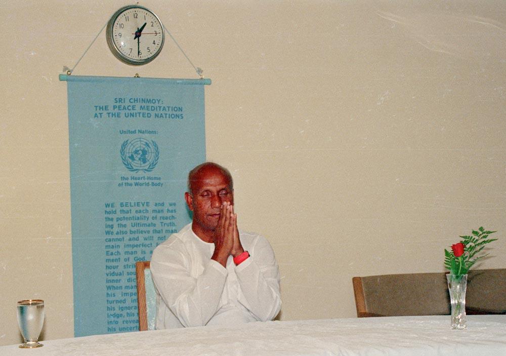 sri-chinmoy-meditates