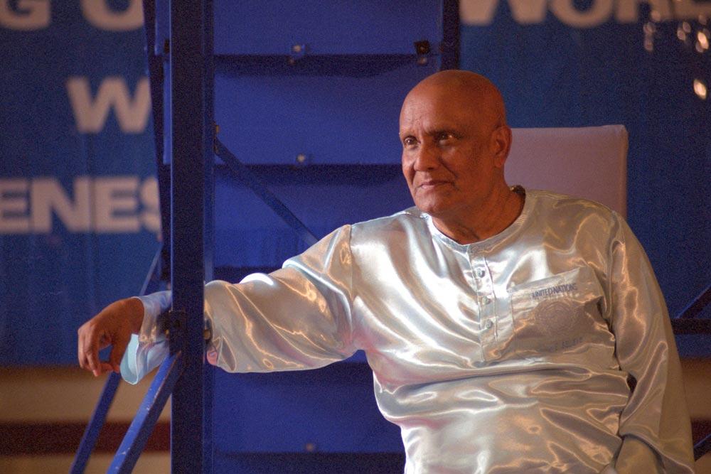 Sri Chinmoy in between lifting at Washington D.C. Photo: Adarini sri-chinmoy