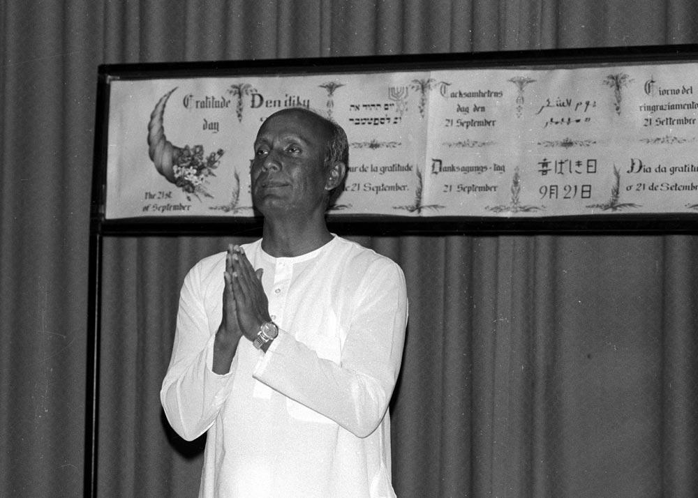 Sri Chinmoy meditates
